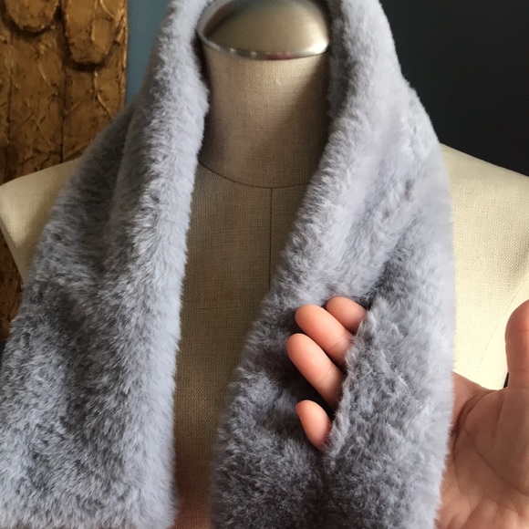 NWT Gray faux fur elegant winter scarf monochromatic quiet luxury old money OS - Picture 6 of 9